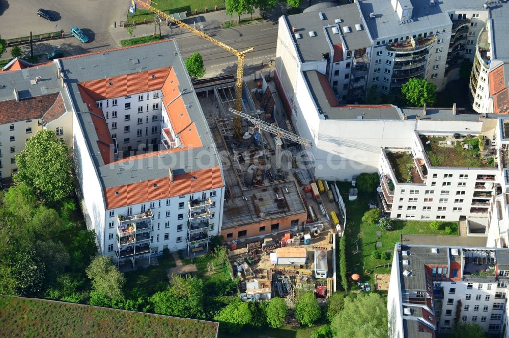 Luftbild Berlin - Hochbauarbeiten- Baustelle zum Neubau für das Lückenbebauungs- Wohnhaus Eldenaer Straße 26 in Berlin