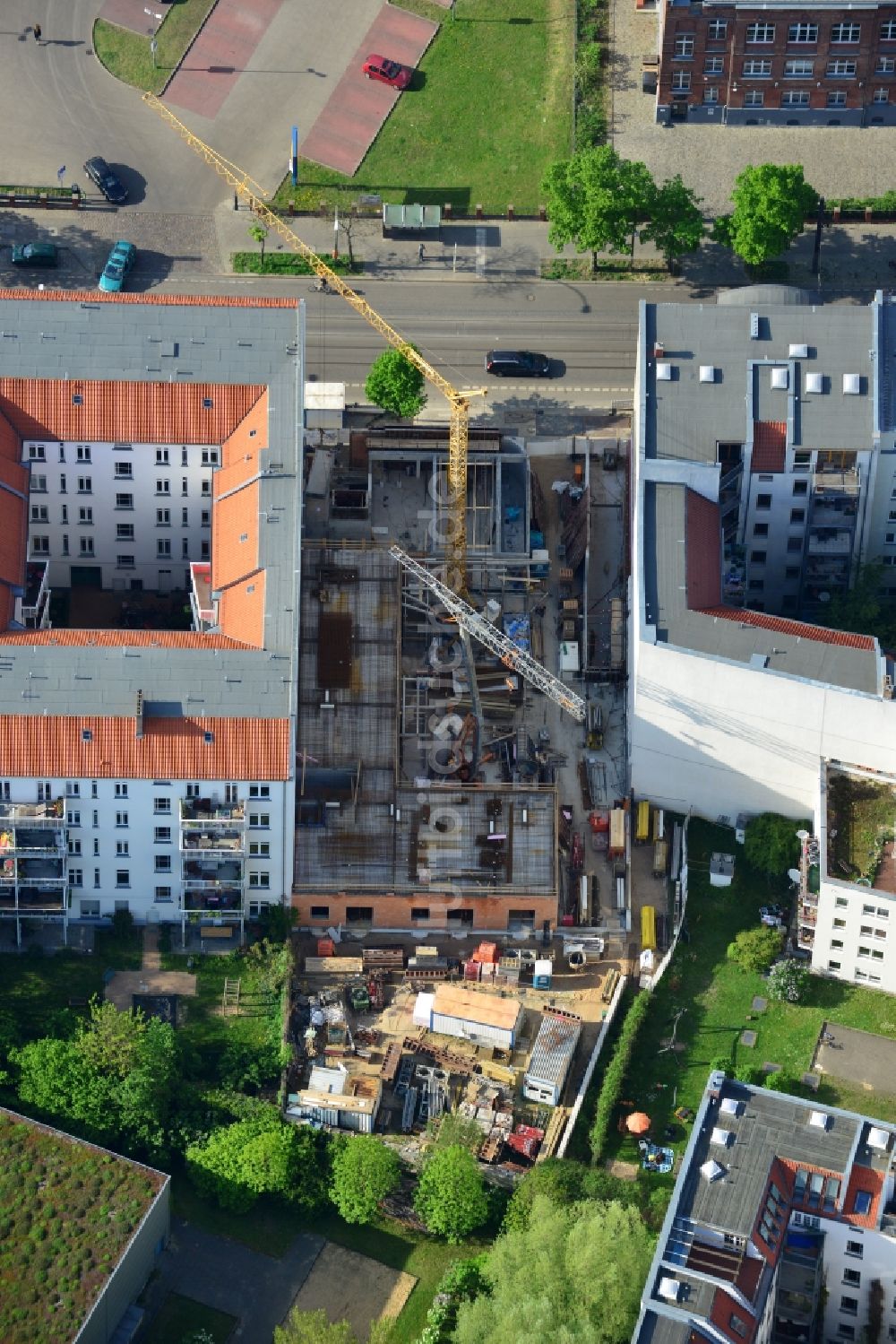 Luftaufnahme Berlin - Hochbauarbeiten- Baustelle zum Neubau für das Lückenbebauungs- Wohnhaus Eldenaer Straße 26 in Berlin