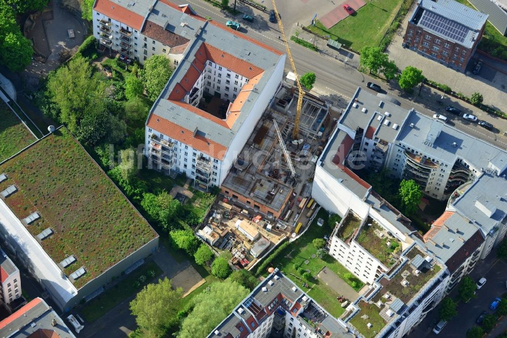 Berlin von oben - Hochbauarbeiten- Baustelle zum Neubau für das Lückenbebauungs- Wohnhaus Eldenaer Straße 26 in Berlin