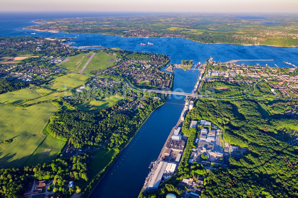 Kiel von oben - Hochbrücke über den Nord- Ostsee- Kanal in Holtenau in Kiel im Bundesland Schleswig-Holstein, Deutschland