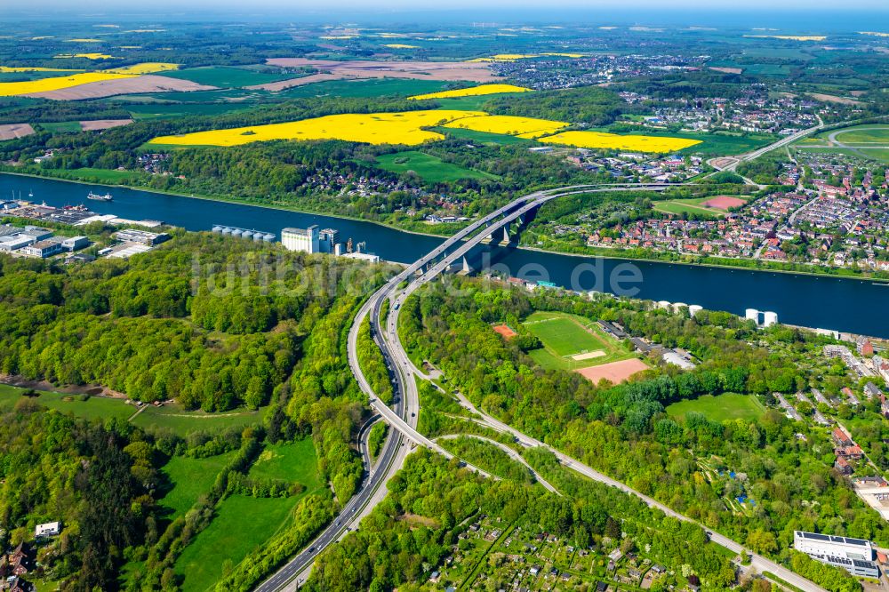 Kiel aus der Vogelperspektive: Hochbrücke über den Nord- Ostsee- Kanal in Holtenau in Kiel im Bundesland Schleswig-Holstein, Deutschland