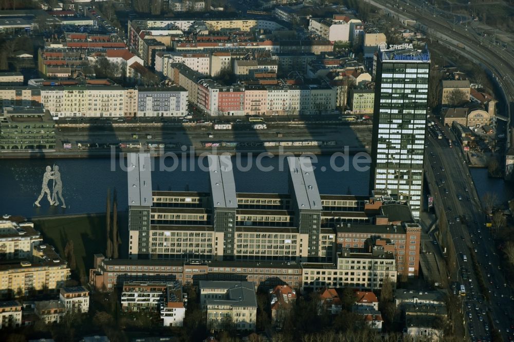 Berlin aus der Vogelperspektive: Hochhaus Allianz-Tower in Berlin - Treptow