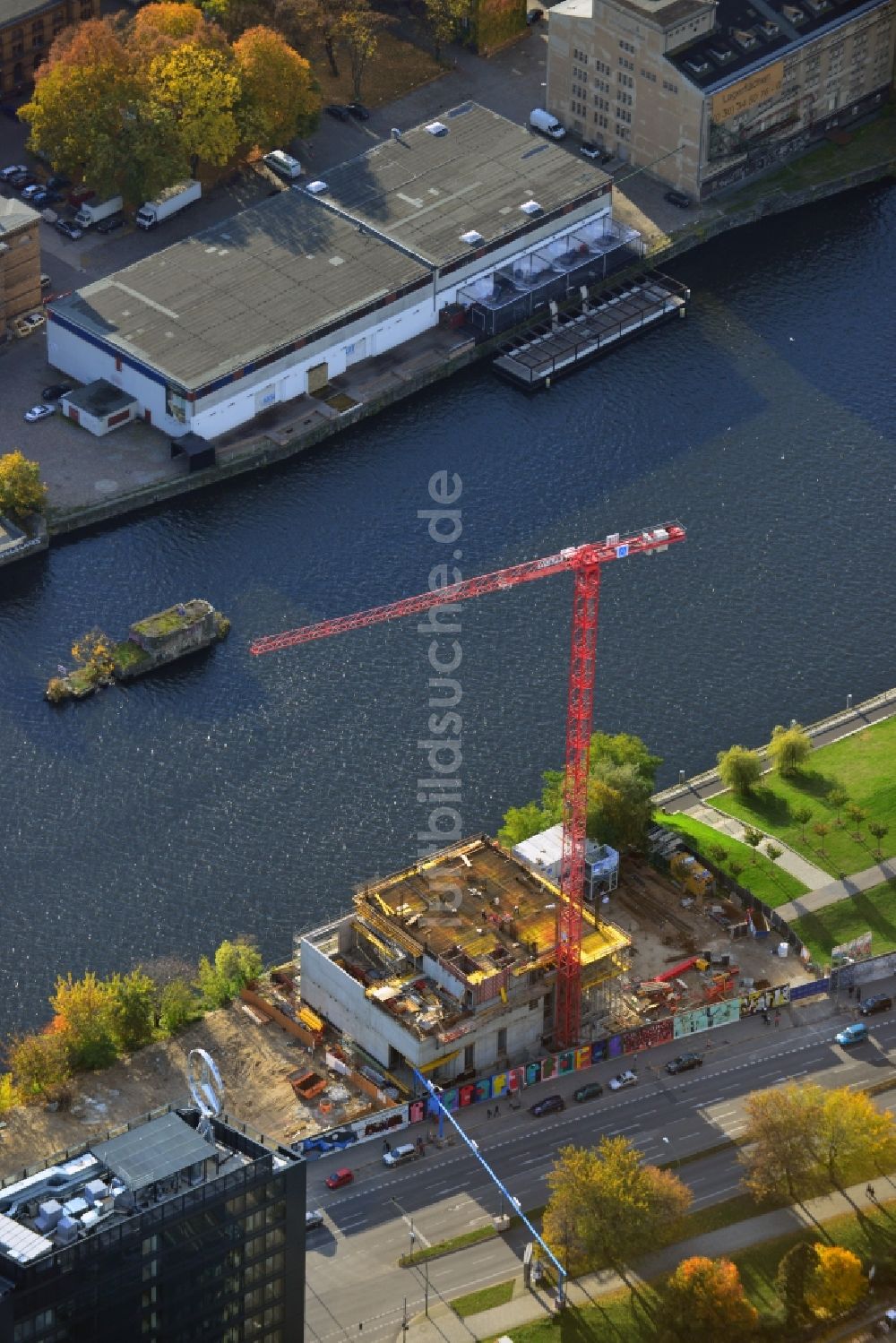 Luftaufnahme Berlin - Hochhaus Baustelle Living Levels am Spree- Ufer der Mühlenstraße in Berlin - Friedrichshain