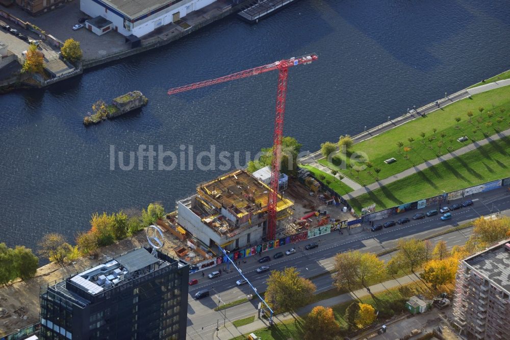 Berlin von oben - Hochhaus Baustelle Living Levels am Spree- Ufer der Mühlenstraße in Berlin - Friedrichshain