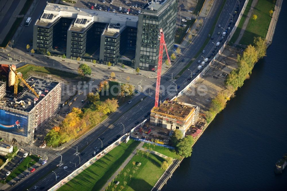 Luftbild Berlin - Hochhaus Baustelle Living Levels am Spree- Ufer der Mühlenstraße in Berlin - Friedrichshain