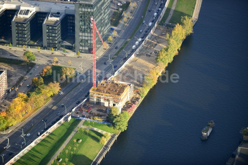 Luftaufnahme Berlin - Hochhaus Baustelle Living Levels am Spree- Ufer der Mühlenstraße in Berlin - Friedrichshain