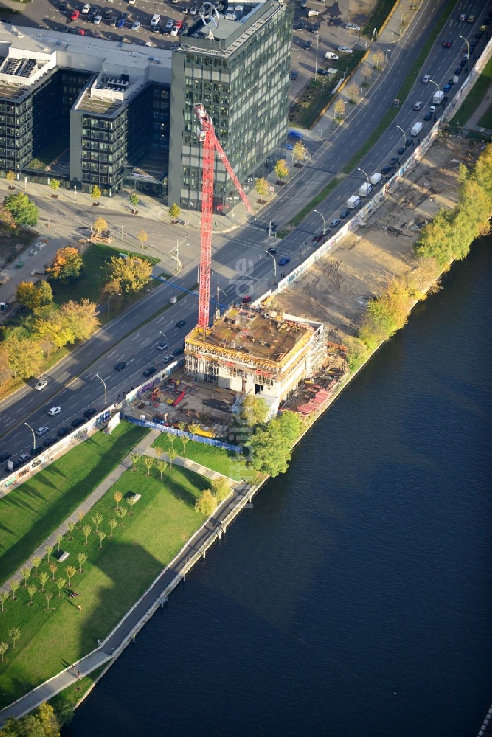 Berlin von oben - Hochhaus Baustelle Living Levels am Spree- Ufer der Mühlenstraße in Berlin - Friedrichshain