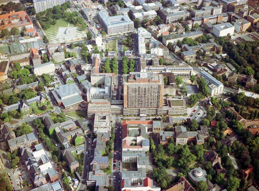 Berlin aus der Vogelperspektive: Hochhaus des Bettenturmes im Universitätsklinikum Campus Charite Mitte ( CCM ) im Ortsteil Mitte in Berlin