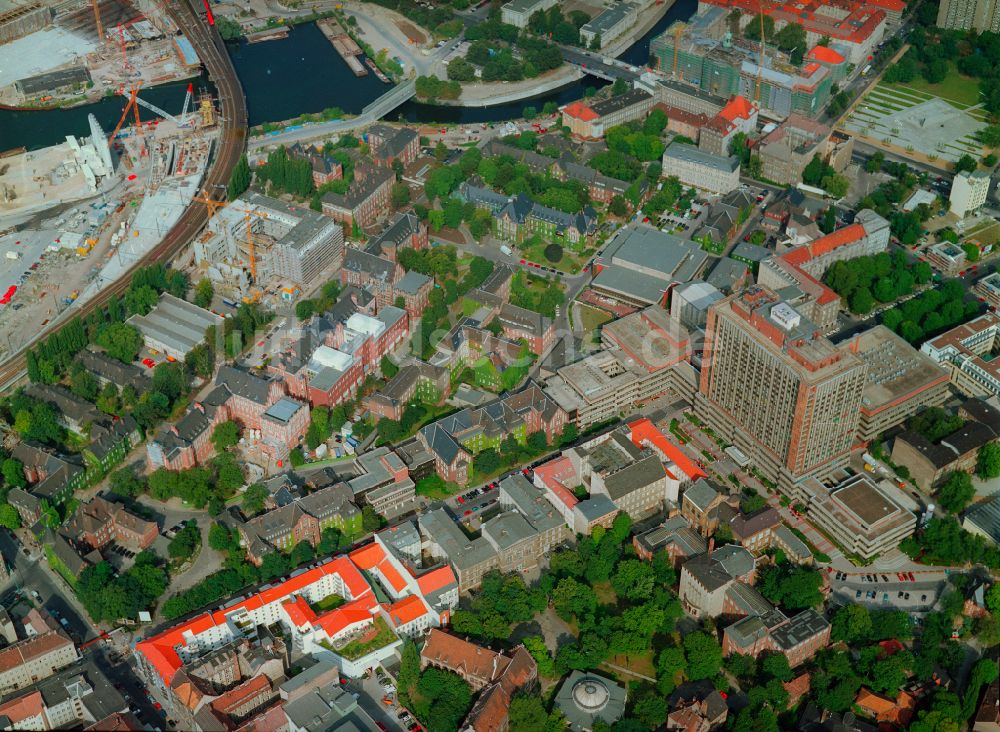 Luftbild Berlin - Hochhaus des Bettenturmes im Universitätsklinikum Campus Charite Mitte ( CCM ) im Ortsteil Mitte in Berlin