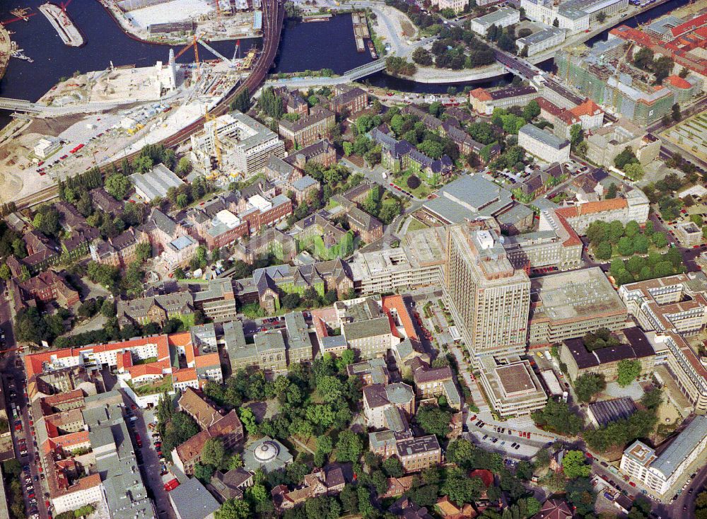 Luftaufnahme Berlin - Hochhaus des Bettenturmes im Universitätsklinikum Campus Charite Mitte ( CCM ) im Ortsteil Mitte in Berlin