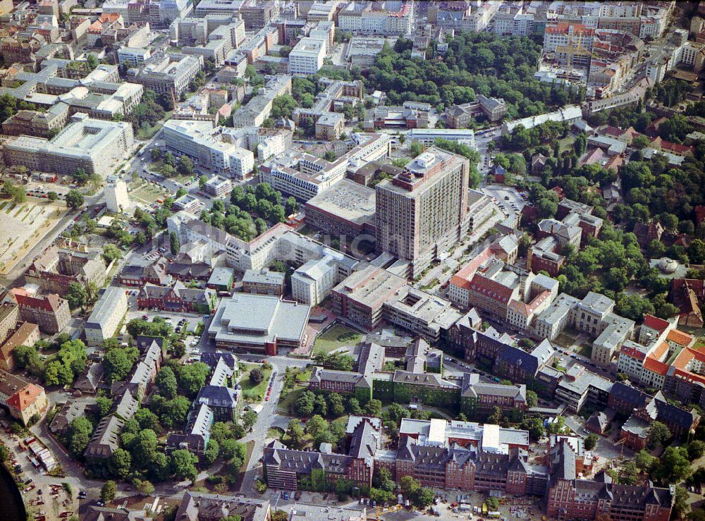 Berlin aus der Vogelperspektive: Hochhaus des Bettenturmes im Universitätsklinikum Campus Charite Mitte ( CCM ) im Ortsteil Mitte in Berlin