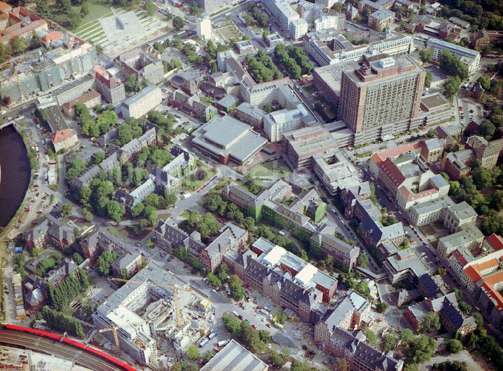 Luftbild Berlin - Hochhaus des Bettenturmes im Universitätsklinikum Campus Charite Mitte ( CCM ) im Ortsteil Mitte in Berlin