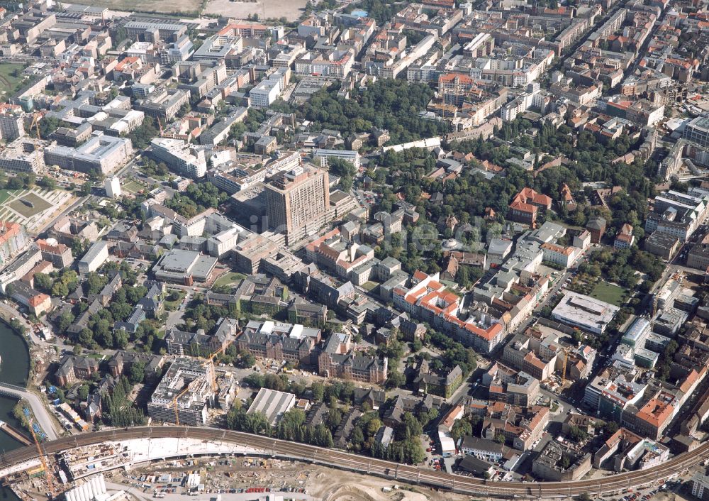 Berlin aus der Vogelperspektive: Hochhaus des Bettenturmes im Universitätsklinikum Campus Charite Mitte ( CCM ) im Ortsteil Mitte in Berlin