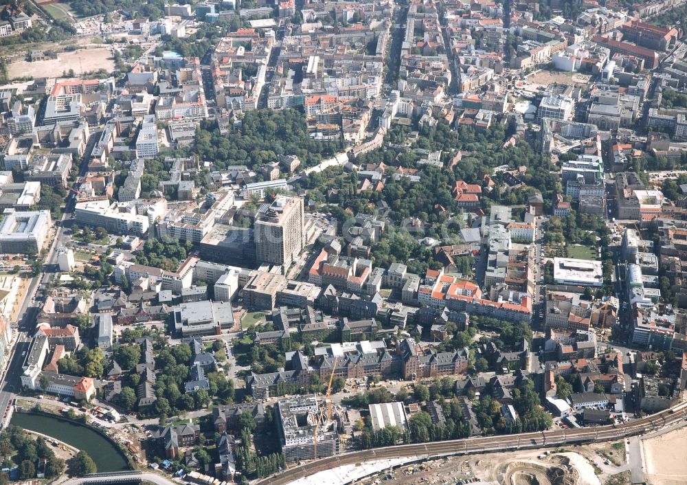 Luftbild Berlin - Hochhaus des Bettenturmes im Universitätsklinikum Campus Charite Mitte ( CCM ) im Ortsteil Mitte in Berlin