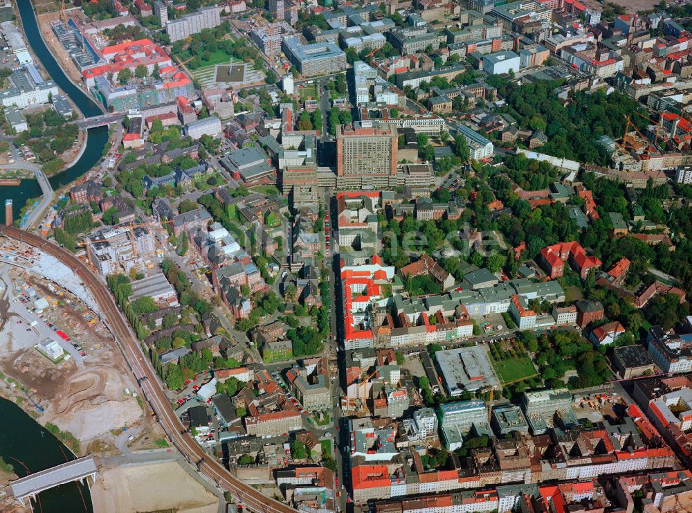 Berlin von oben - Hochhaus des Bettenturmes im Universitätsklinikum Campus Charite Mitte ( CCM ) im Ortsteil Mitte in Berlin