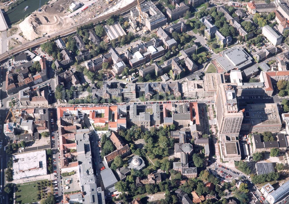 Berlin aus der Vogelperspektive: Hochhaus des Bettenturmes im Universitätsklinikum Campus Charite Mitte ( CCM ) im Ortsteil Mitte in Berlin