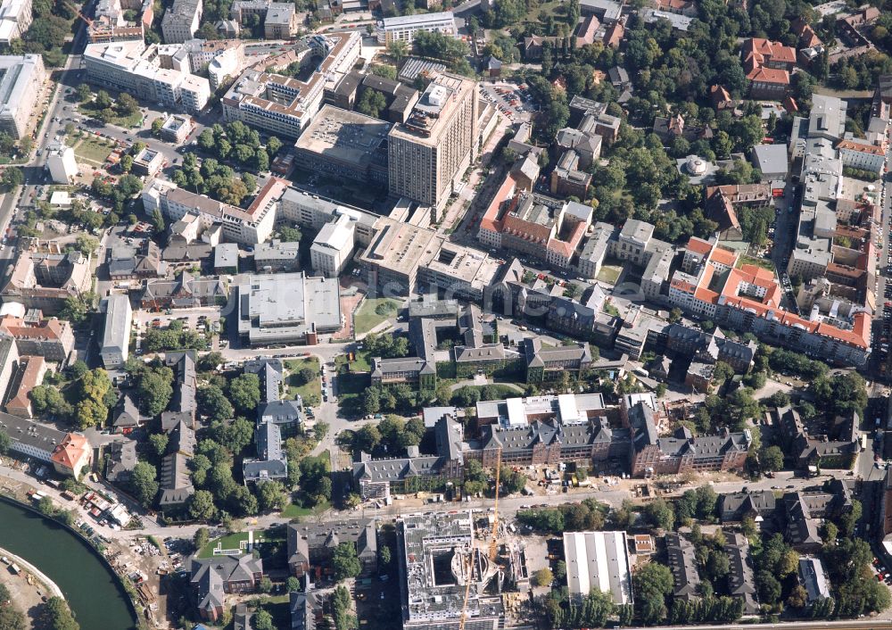 Luftbild Berlin - Hochhaus des Bettenturmes im Universitätsklinikum Campus Charite Mitte ( CCM ) im Ortsteil Mitte in Berlin