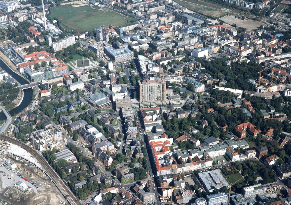 Luftaufnahme Berlin - Hochhaus des Bettenturmes im Universitätsklinikum Campus Charite Mitte ( CCM ) im Ortsteil Mitte in Berlin