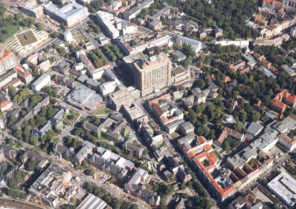 Berlin aus der Vogelperspektive: Hochhaus des Bettenturmes im Universitätsklinikum Campus Charite Mitte ( CCM ) im Ortsteil Mitte in Berlin