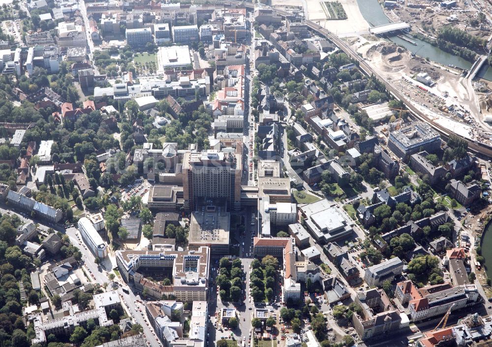 Luftbild Berlin - Hochhaus des Bettenturmes im Universitätsklinikum Campus Charite Mitte ( CCM ) im Ortsteil Mitte in Berlin