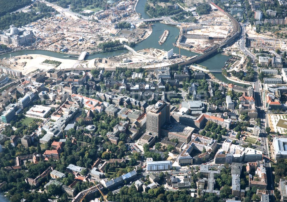 Luftaufnahme Berlin - Hochhaus des Bettenturmes im Universitätsklinikum Campus Charite Mitte ( CCM ) im Ortsteil Mitte in Berlin