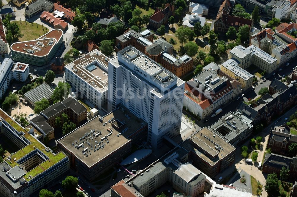 Berlin von oben - Hochhaus des Bettenturmes im Universitätsklinikum Campus Charite Mitte ( CCM ) im Ortsteil Mitte in Berlin