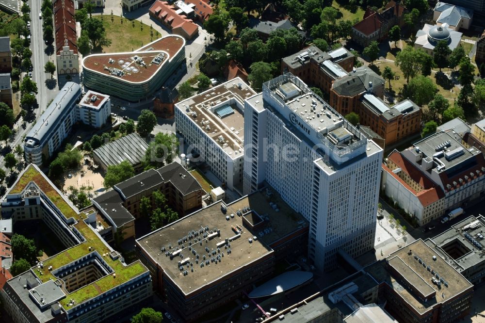 Berlin aus der Vogelperspektive: Hochhaus des Bettenturmes im Universitätsklinikum Campus Charite Mitte ( CCM ) im Ortsteil Mitte in Berlin