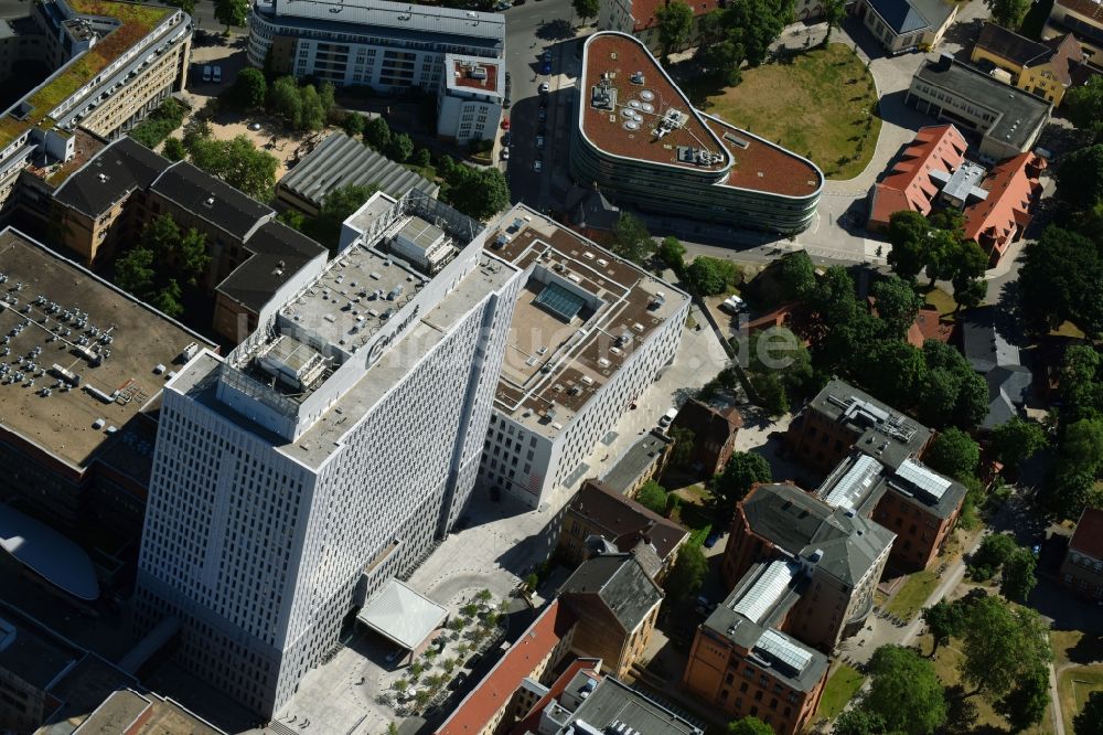 Luftbild Berlin - Hochhaus des Bettenturmes im Universitätsklinikum Campus Charite Mitte ( CCM ) im Ortsteil Mitte in Berlin