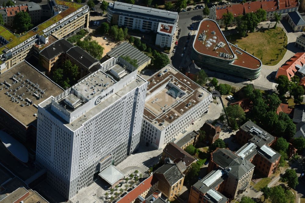 Luftaufnahme Berlin - Hochhaus des Bettenturmes im Universitätsklinikum Campus Charite Mitte ( CCM ) im Ortsteil Mitte in Berlin