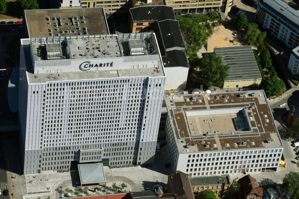 Berlin aus der Vogelperspektive: Hochhaus des Bettenturmes im Universitätsklinikum Campus Charite Mitte ( CCM ) im Ortsteil Mitte in Berlin