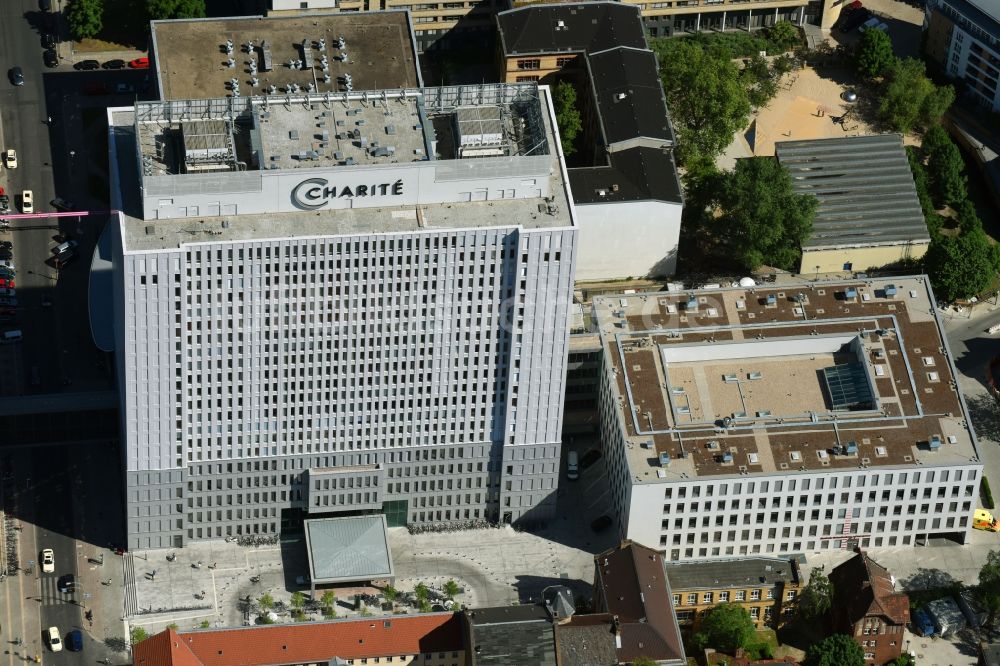 Luftbild Berlin - Hochhaus des Bettenturmes im Universitätsklinikum Campus Charite Mitte ( CCM ) im Ortsteil Mitte in Berlin