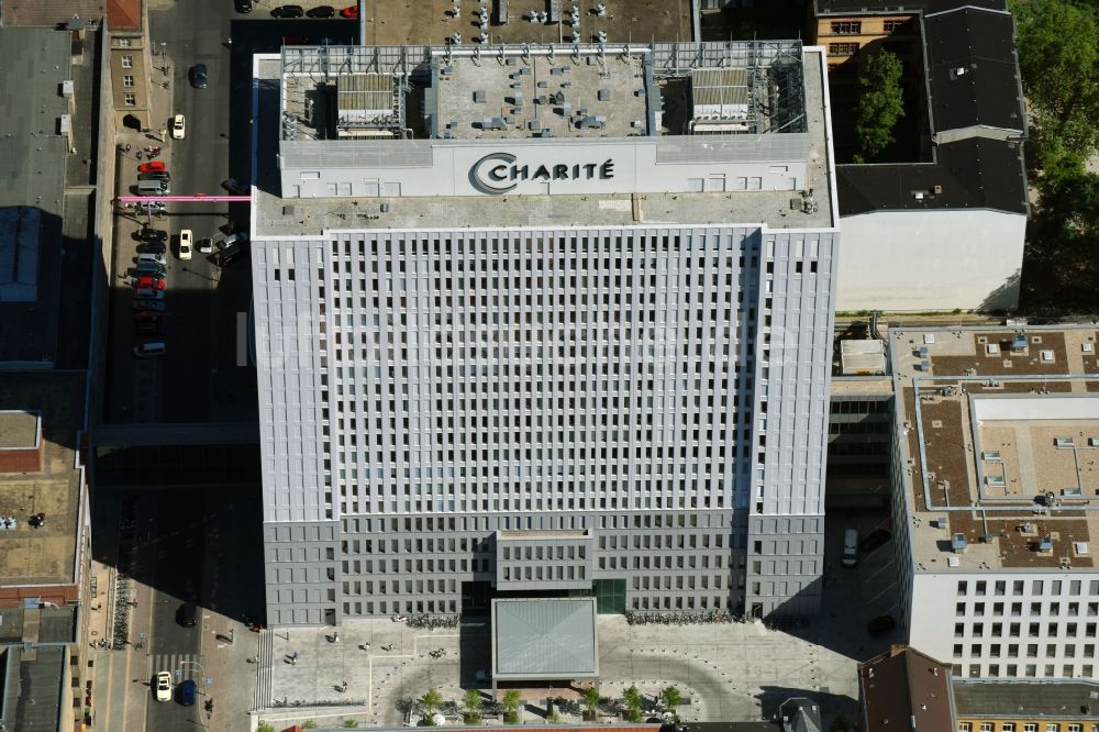 Luftaufnahme Berlin - Hochhaus des Bettenturmes im Universitätsklinikum Campus Charite Mitte ( CCM ) im Ortsteil Mitte in Berlin