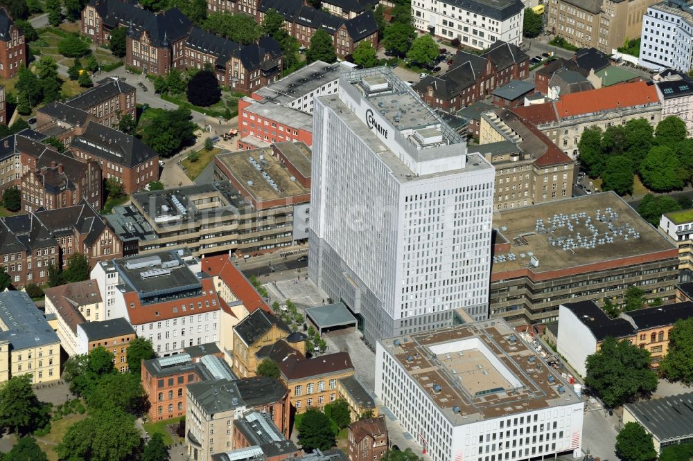 Berlin aus der Vogelperspektive: Hochhaus des Bettenturmes im Universitätsklinikum Campus Charite Mitte ( CCM ) im Ortsteil Mitte in Berlin