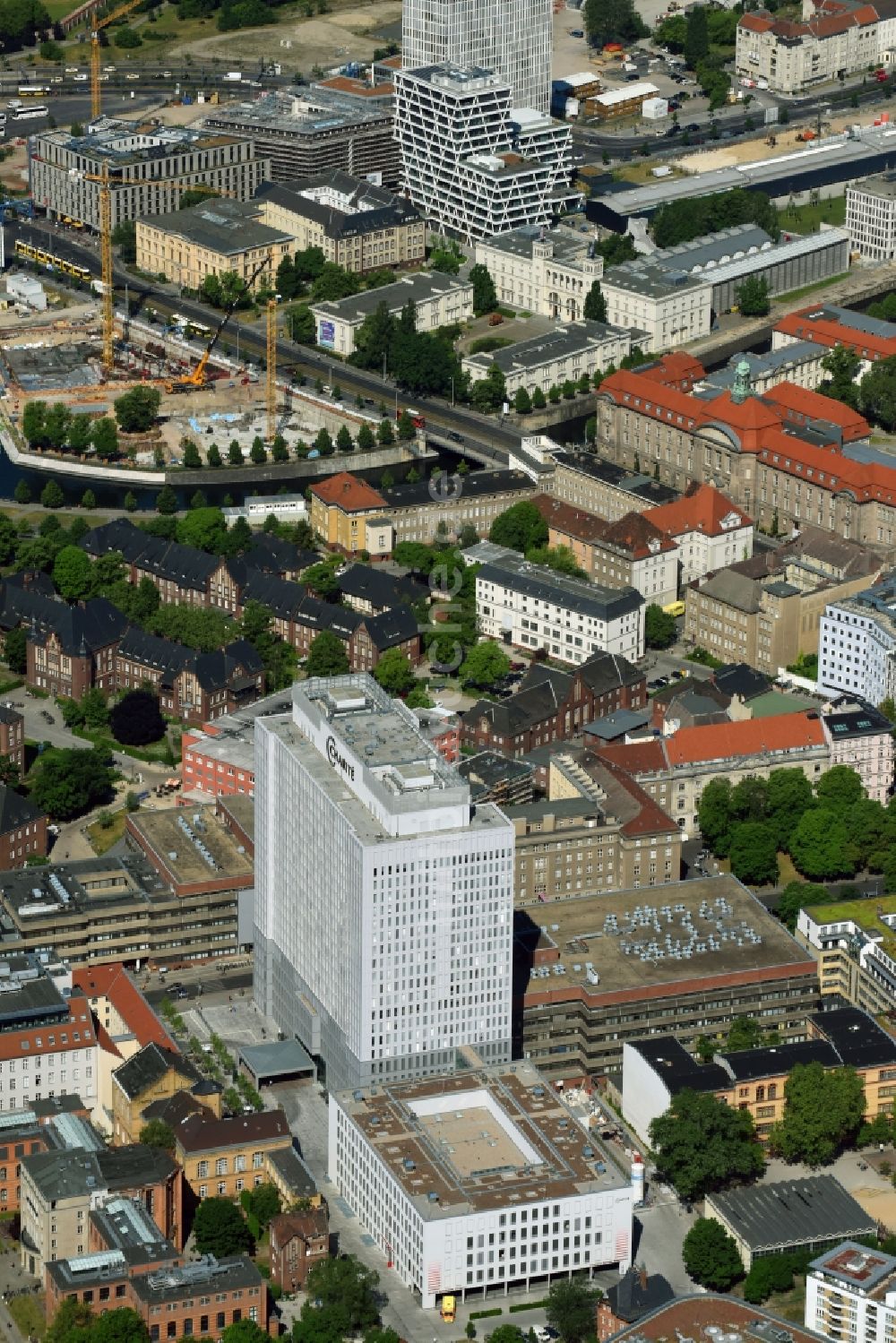 Luftbild Berlin - Hochhaus des Bettenturmes im Universitätsklinikum Campus Charite Mitte ( CCM ) im Ortsteil Mitte in Berlin