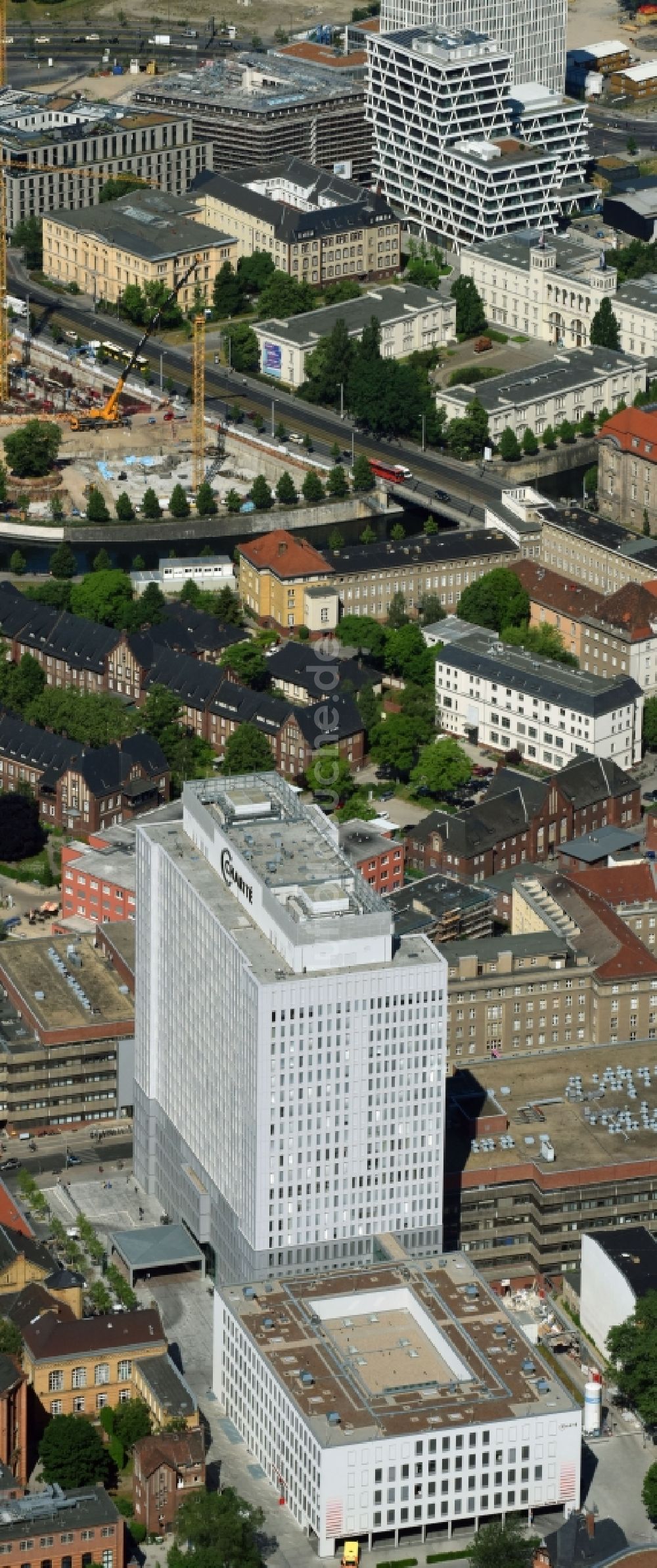 Luftaufnahme Berlin - Hochhaus des Bettenturmes im Universitätsklinikum Campus Charite Mitte ( CCM ) im Ortsteil Mitte in Berlin