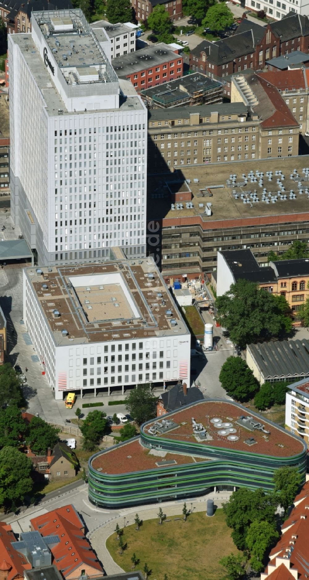 Berlin aus der Vogelperspektive: Hochhaus des Bettenturmes im Universitätsklinikum Campus Charite Mitte ( CCM ) im Ortsteil Mitte in Berlin