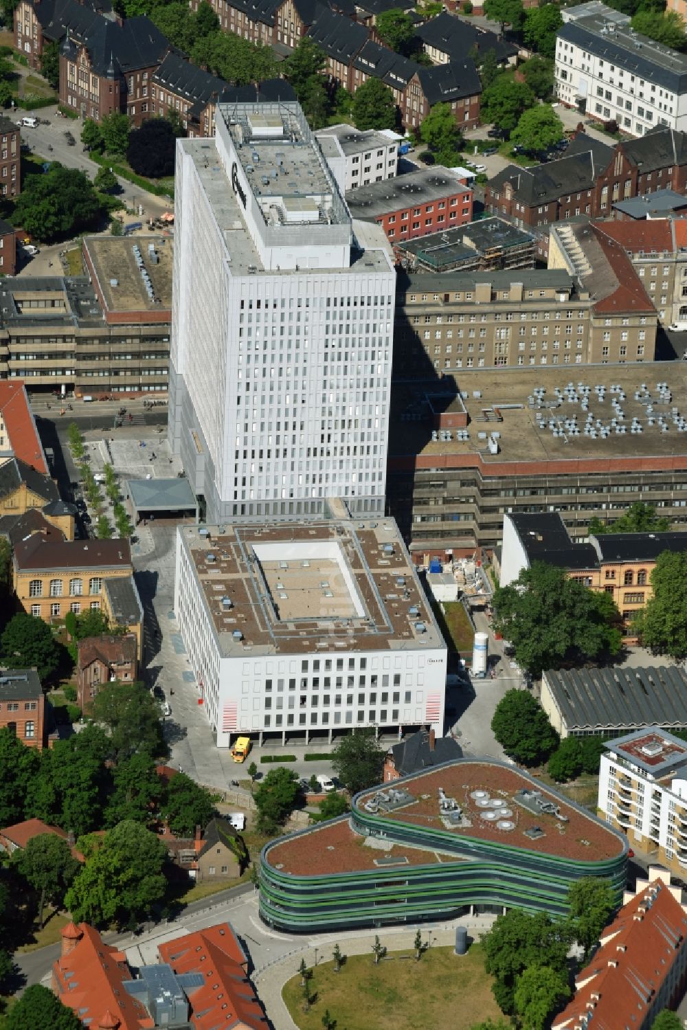 Luftbild Berlin - Hochhaus des Bettenturmes im Universitätsklinikum Campus Charite Mitte ( CCM ) im Ortsteil Mitte in Berlin