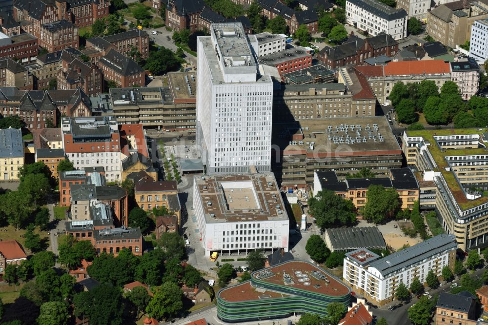 Luftaufnahme Berlin - Hochhaus des Bettenturmes im Universitätsklinikum Campus Charite Mitte ( CCM ) im Ortsteil Mitte in Berlin