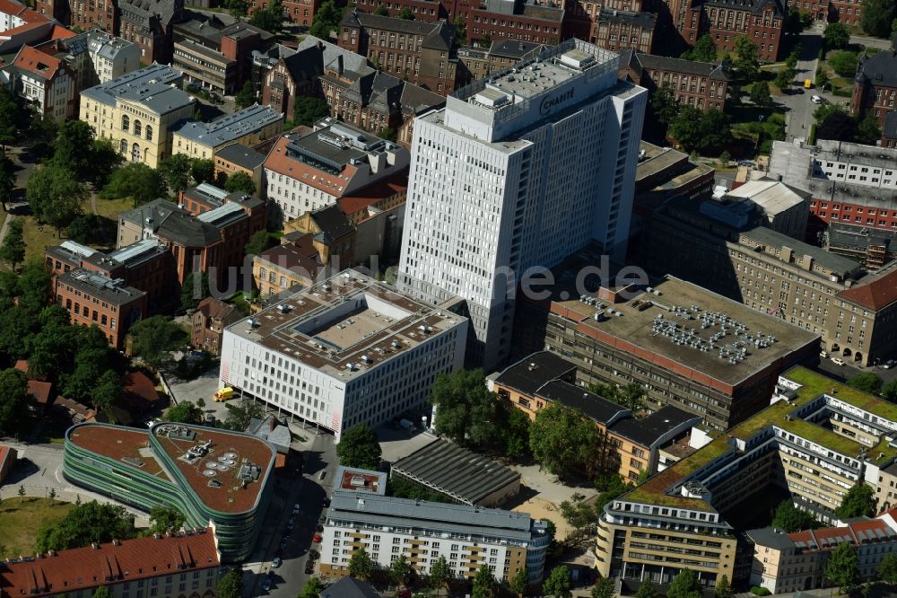 Berlin aus der Vogelperspektive: Hochhaus des Bettenturmes im Universitätsklinikum Campus Charite Mitte ( CCM ) im Ortsteil Mitte in Berlin