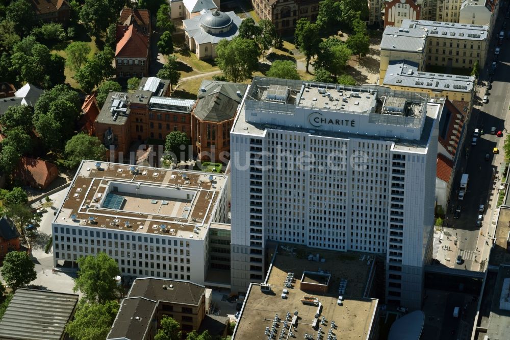 Luftbild Berlin - Hochhaus des Bettenturmes im Universitätsklinikum Campus Charite Mitte ( CCM ) im Ortsteil Mitte in Berlin