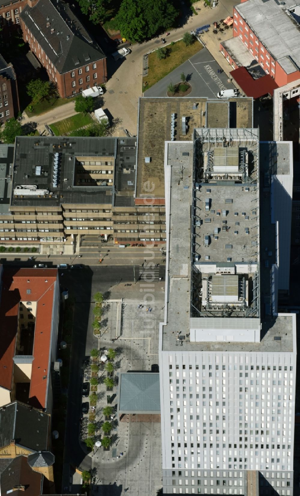 Berlin von oben - Hochhaus des Bettenturmes im Universitätsklinikum Campus Charite Mitte ( CCM ) im Ortsteil Mitte in Berlin