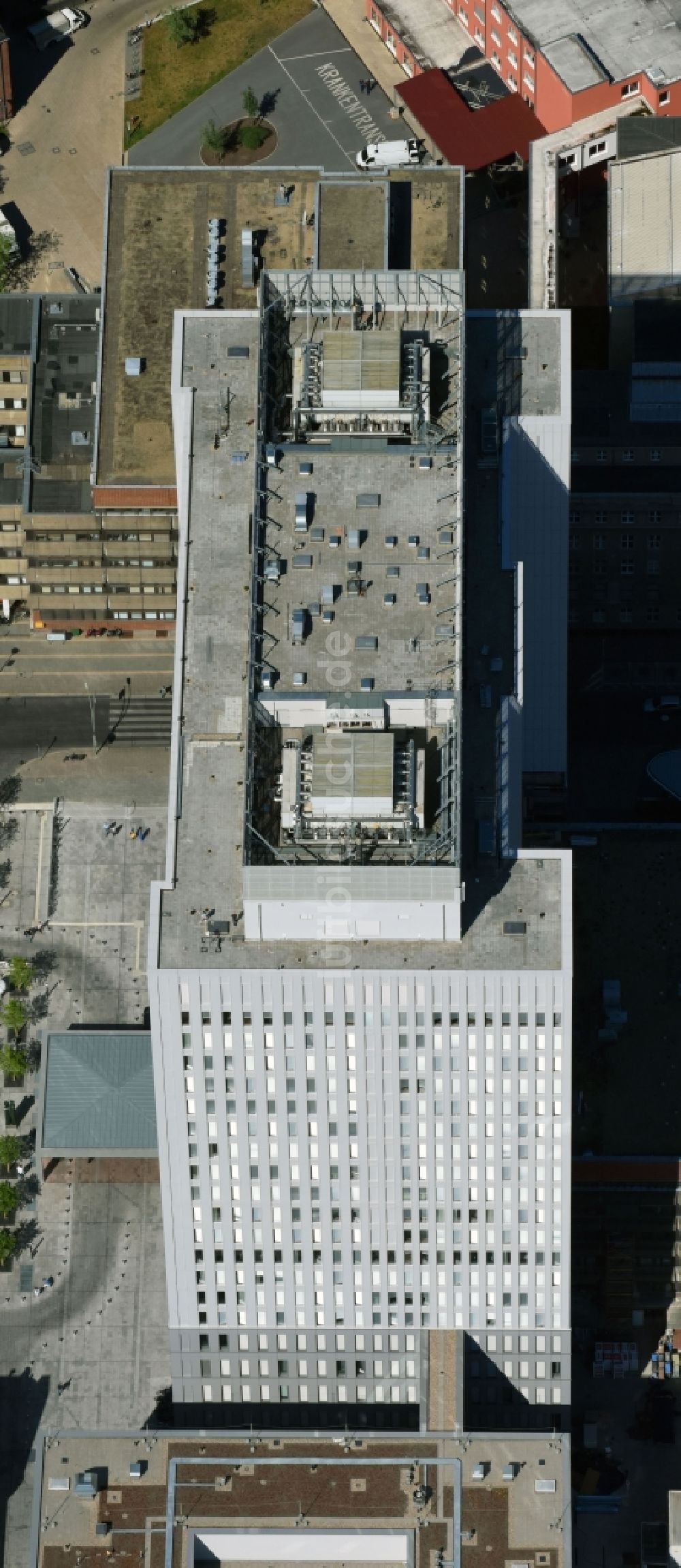 Berlin aus der Vogelperspektive: Hochhaus des Bettenturmes im Universitätsklinikum Campus Charite Mitte ( CCM ) im Ortsteil Mitte in Berlin