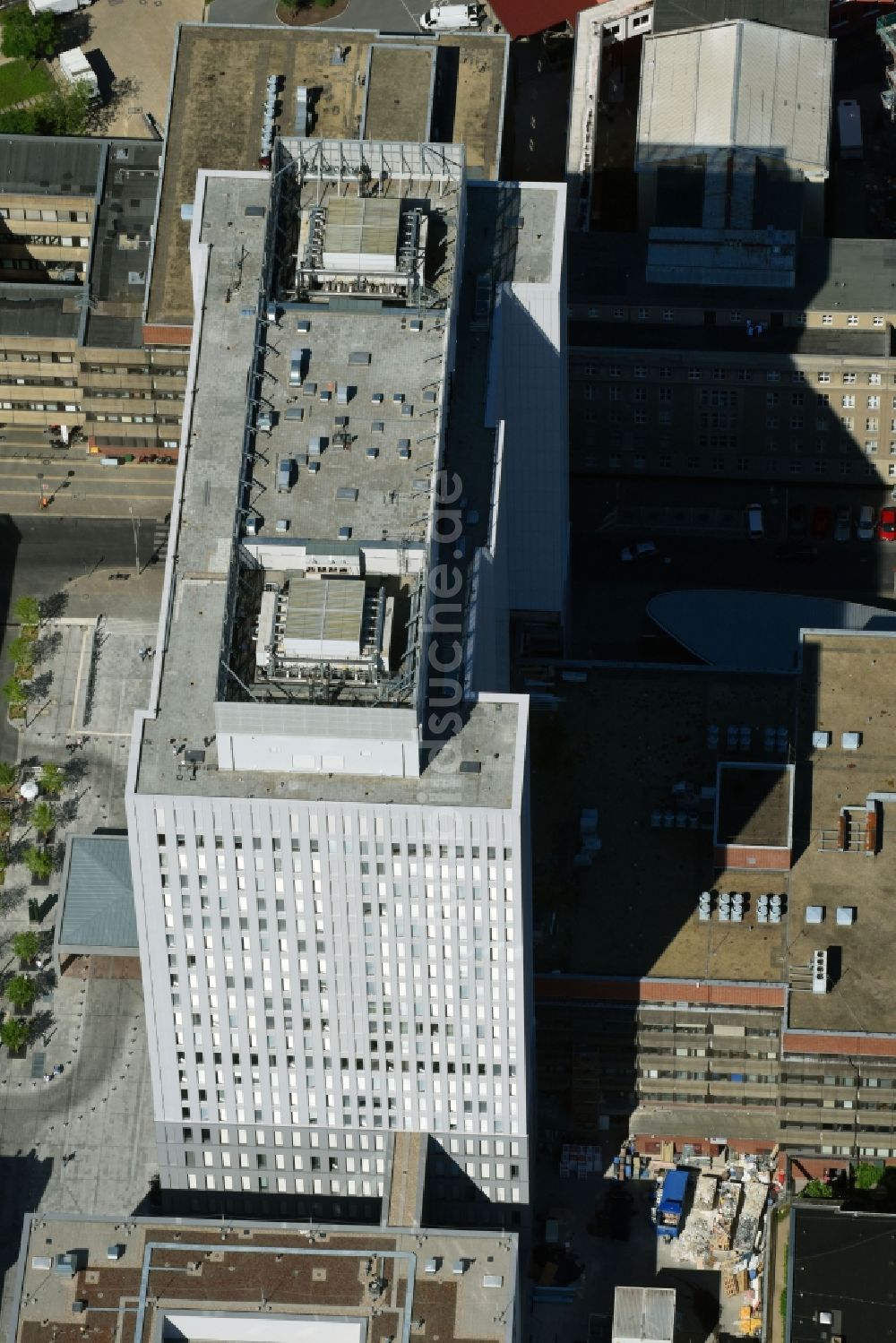 Luftbild Berlin - Hochhaus des Bettenturmes im Universitätsklinikum Campus Charite Mitte ( CCM ) im Ortsteil Mitte in Berlin