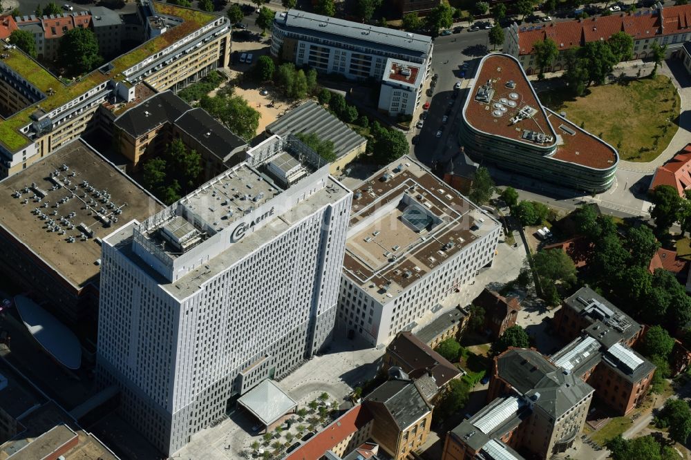 Luftaufnahme Berlin - Hochhaus des Bettenturmes im Universitätsklinikum Campus Charite Mitte ( CCM ) im Ortsteil Mitte in Berlin