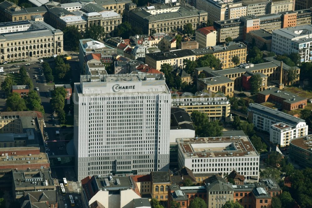 Berlin aus der Vogelperspektive: Hochhaus des Bettenturmes im Universitätsklinikum Campus Charite Mitte ( CCM ) im Ortsteil Mitte in Berlin