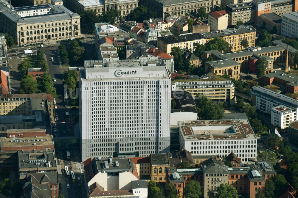 Luftbild Berlin - Hochhaus des Bettenturmes im Universitätsklinikum Campus Charite Mitte ( CCM ) im Ortsteil Mitte in Berlin