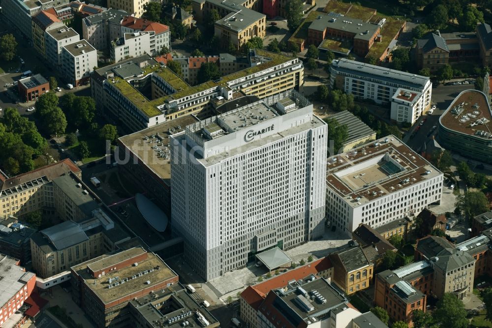 Luftaufnahme Berlin - Hochhaus des Bettenturmes im Universitätsklinikum Campus Charite Mitte ( CCM ) im Ortsteil Mitte in Berlin