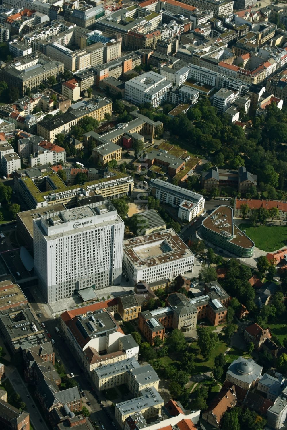 Berlin von oben - Hochhaus des Bettenturmes im Universitätsklinikum Campus Charite Mitte ( CCM ) im Ortsteil Mitte in Berlin