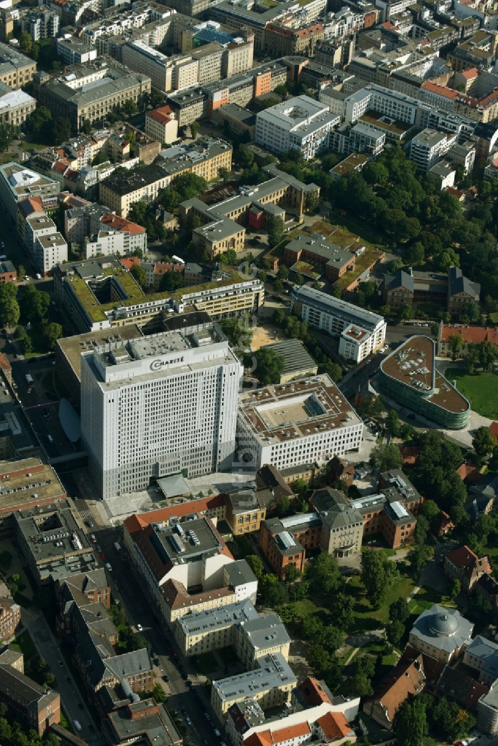 Berlin aus der Vogelperspektive: Hochhaus des Bettenturmes im Universitätsklinikum Campus Charite Mitte ( CCM ) im Ortsteil Mitte in Berlin