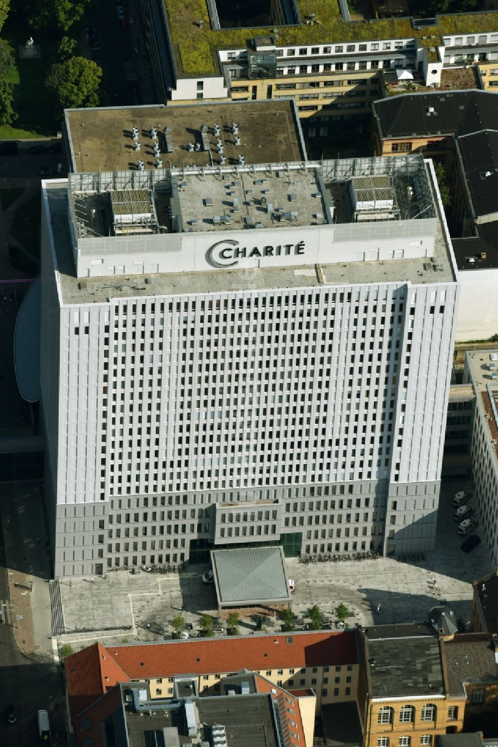 Luftaufnahme Berlin - Hochhaus des Bettenturmes im Universitätsklinikum Campus Charite Mitte ( CCM ) im Ortsteil Mitte in Berlin